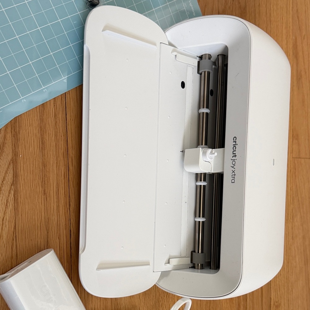 Cricut Joy Xtra Machine with 3 new Light Grip Blue Mats and Accessories - Picture 3 of 4